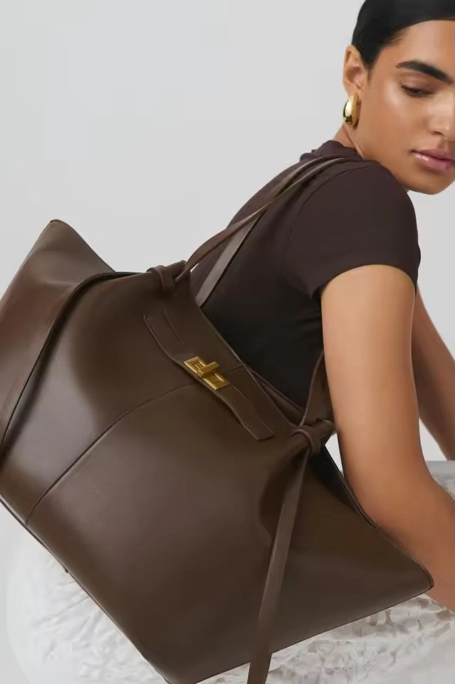 Le Vela Tote en chocolat, à l'épaule